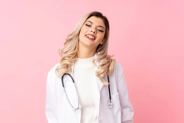 Teenager Mädchen Über Isolierten Rosa Hintergrund Mit Arztkittel — Stockfoto