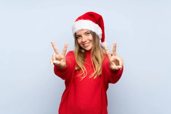 Chica Con Sombrero Navidad Sobre Fondo Azul Aislado Sonriendo Mostrando —  Fotos de Stock