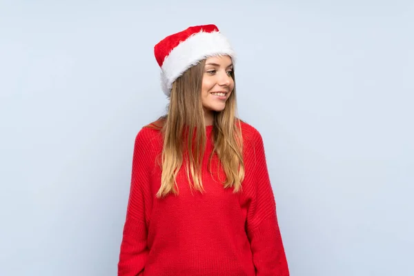 Chica Con Sombrero Navidad Sobre Fondo Azul Aislado Mirando Lado — Foto de Stock