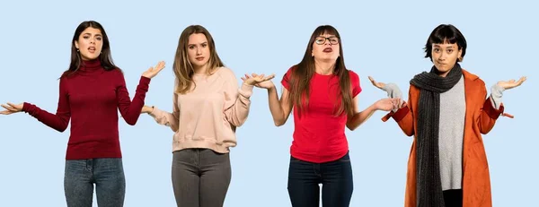 Conjunto Mulheres Sobre Fundo Azul Isolado Infeliz Porque Não Entender — Fotografia de Stock