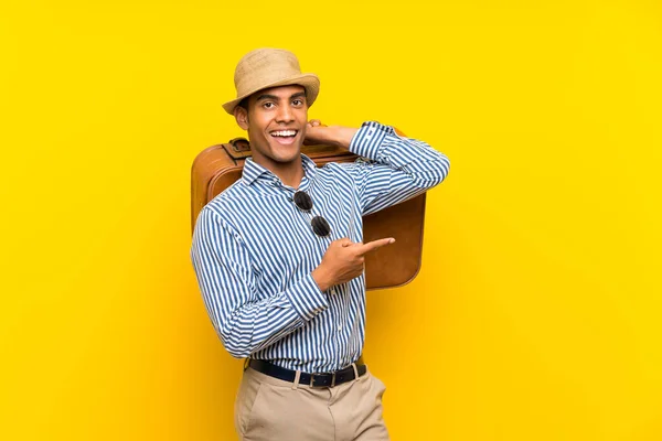 Brunette Man Met Een Vintage Aktetas Geïsoleerde Gele Achtergrond Verrast — Stockfoto