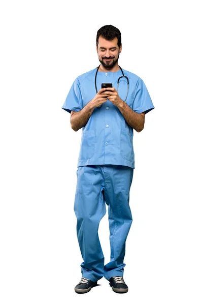 Повнометражний Знімок Лікаря Хірурга Який Надсилає Повідомлення Мобільним Телефоном Ізольованому — стокове фото