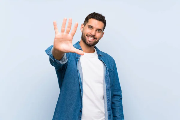 Knappe Man Geïsoleerde Blauwe Achtergrond Tellen Vijf Met Vingers — Stockfoto