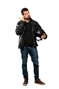 İzole edilmiş beyaz arka plan üzerinden intihar jesti yapan bisikletli adamın tam boy çekimi.