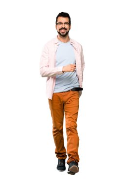 Sakal yürüyüş ile yakışıklı adam