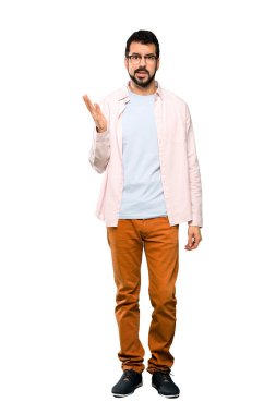 Tam uzunlukta sakal yapma şüpheler jest izole beyaz arka plan üzerinde yakışıklı adamla kadeh