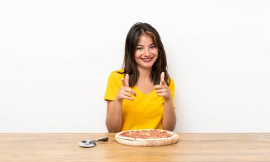 Pizza diliyle sana parmak atan beyaz bir kız.