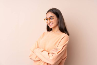 Tecrit edilmiş genç bir kız yan tarafa bakıyor.