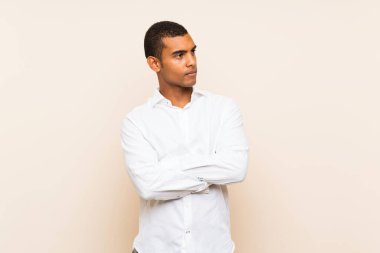 Genç yakışıklı esmer adam izole edilmiş arkaplan portresi üzerinde