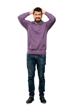 Sweatshirt 'ü olan yakışıklı bir adamın uzun pozu hayal kırıklığına uğramış ve izole edilmiş beyaz arka planda el ele tutuşuyor.