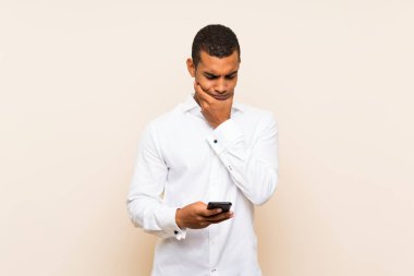 Genç, yakışıklı, esmer bir adam. Tecrit edilmiş bir geçmişi var. Düşünüp mesaj gönderiyor.