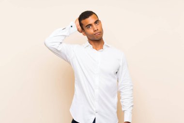 Genç, yakışıklı, esmer, soyutlanmış bir geçmişi olan, hayal kırıklığına uğramış ve anlamayan bir adam.