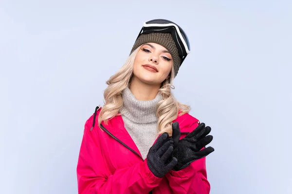 Esquiador Adolescente Con Gafas Snowboard Sobre Fondo Azul Aislado Aplaudiendo —  Fotos de Stock