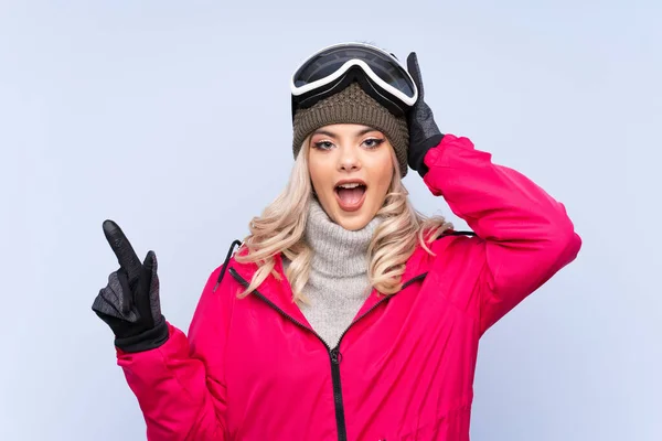 Lyžař Teenager Dívka Snowboarding Brýle Přes Izolované Modré Pozadí Překvapen — Stock fotografie