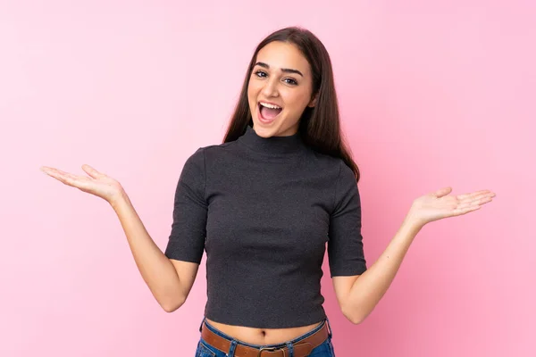 Junges Mädchen Über Isoliertem Rosa Hintergrund Mit Schockiertem Gesichtsausdruck — Stockfoto