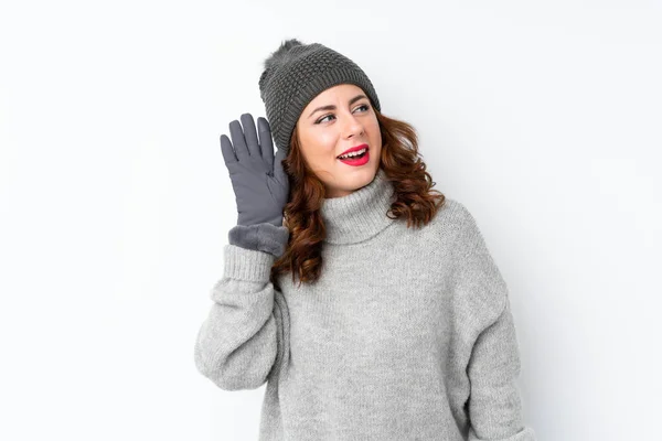 Giovane Donna Russa Con Cappello Invernale Sfondo Bianco Isolato Ascoltando — Foto Stock