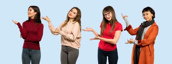 Conjunto Mulheres Sobre Fundo Azul Isolado Estendendo Mãos Para Lado — Fotografia de Stock