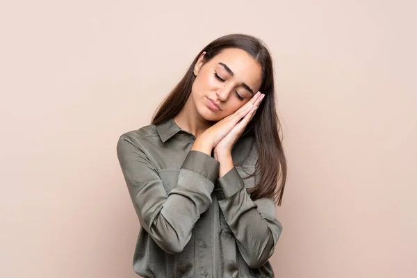 Chica Joven Sobre Fondo Aislado Haciendo Gesto Sueño Expresión Dorable — Foto de Stock