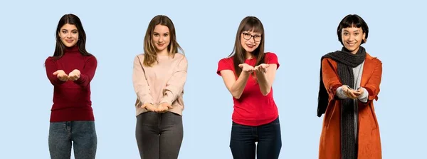 Conjunto Mulheres Sobre Fundo Azul Isolado Segurando Copyspace Imaginário Palma — Fotografia de Stock