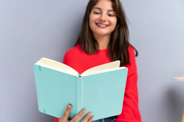 Young Woman Sitting Floor Holding Notebook — Stock Photo, Image