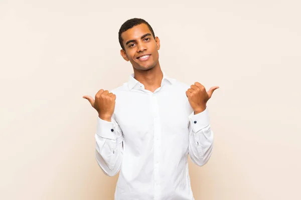 Νεαρός Όμορφος Μελαχρινός Άντρας Πάνω Απομονωμένο Φόντο Αντίχειρες Επάνω Χειρονομία — Φωτογραφία Αρχείου