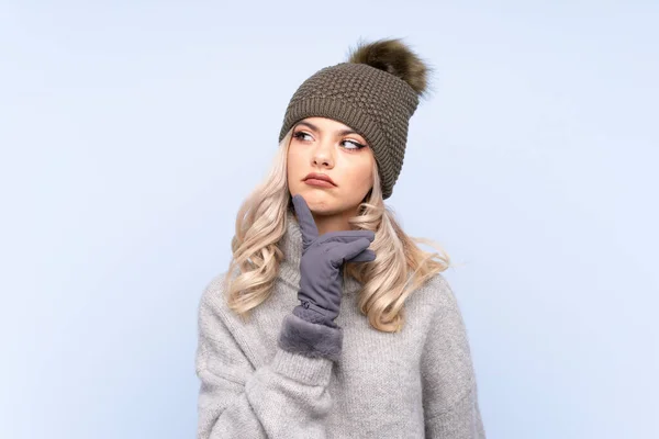 Joven Adolescente Con Sombrero Invierno Sobre Fondo Azul Aislado Pensando —  Fotos de Stock