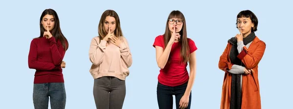 Conjunto Mulheres Sobre Fundo Azul Isolado Mostrando Sinal Silêncio Gesto — Fotografia de Stock