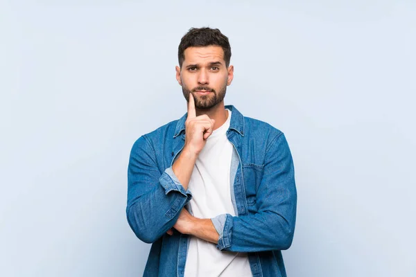 Bel Homme Sur Fond Bleu Isolé Regardant Devant — Photo