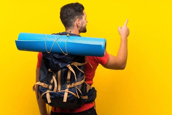 Jovem Caminhante Apontando Para Trás Com Dedo Indicador — Fotografia de Stock