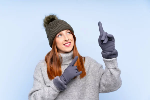 모자를 러시아 여자외진 배경에 손가락으로 가리키는 — 스톡 사진