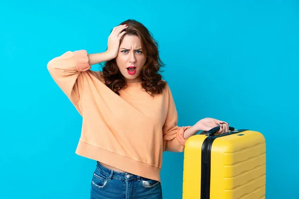 Mujer Viajera Con Maleta Sobre Fondo Azul Aislado Con Expresión — Foto de Stock