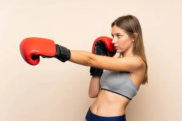 Menina Loira Jovem Com Luvas Boxe Sobre Fundo Isolado — Fotografia de Stock