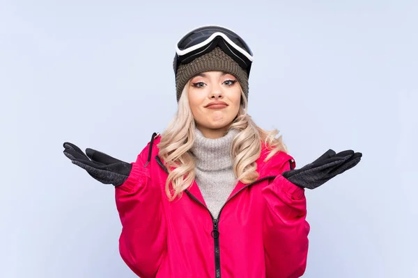 Lyžař Teenager Dívka Snowboardingu Brýle Přes Izolované Modré Pozadí Pochybnostmi — Stock fotografie