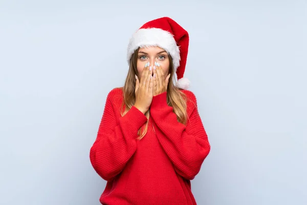 Chica Con Sombrero Navidad Sobre Fondo Azul Aislado Con Expresión —  Fotos de Stock