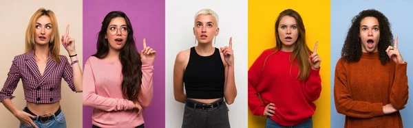 Ensemble Femmes Sur Des Milieux Colorés Pensant Une Idée Pointant — Photo