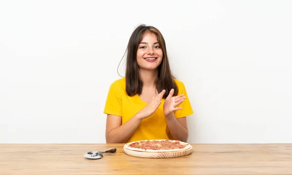 Kaukasische Mädchen Mit Einer Pizza Applaudieren — Stockfoto
