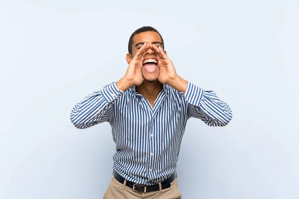 Joven Guapo Morena Hombre Sobre Aislado Azul Fondo Gritando Anunciando — Foto de Stock