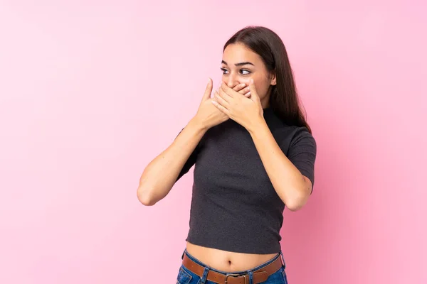 Jeune Fille Sur Fond Rose Isolé Couvrant Bouche Regardant Vers — Photo