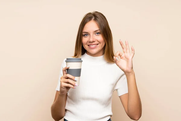 Jovem Mulher Loira Sobre Fundo Isolado Segurando Café Para Tirar — Fotografia de Stock