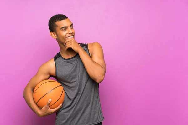 Junger Sportler Mit Basketballball Über Isolierte Lila Wand Denkt Eine — Stockfoto