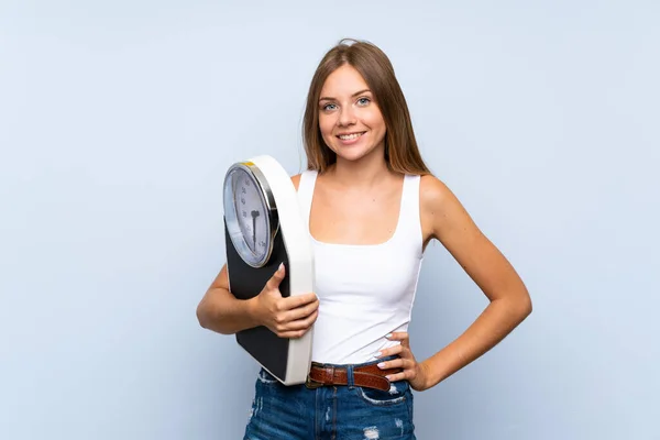 Junges Blondes Mädchen Mit Wiegemaschine Über Isoliertem Blauweißem Hintergrund — Stockfoto