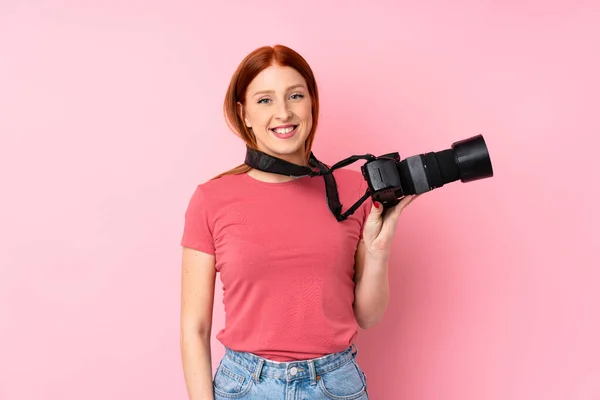 Genç Kızıl Saçlı Izole Pembe Arka Planı Olan Profesyonel Kameralı — Stok fotoğraf