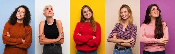 Frauen Vor Buntem Hintergrund Die Lächelnd Nach Oben Schauen — Stockfoto