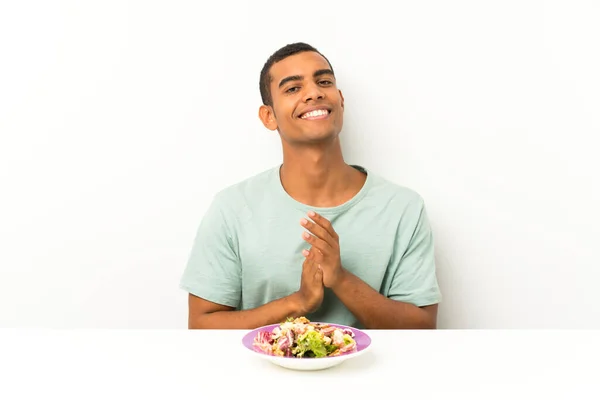 Ung Stilig Man Med Sallad Ett Bord Applåderar — Stockfoto