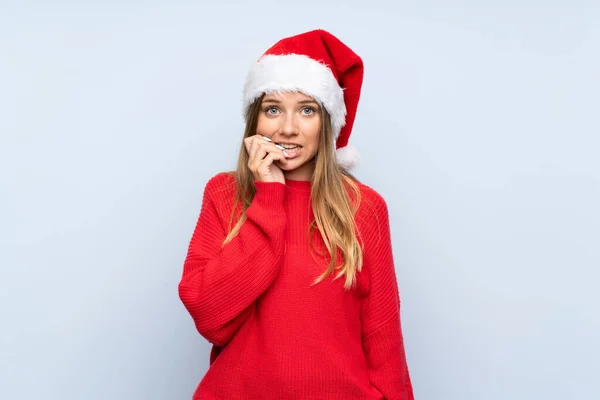 Chica Con Sombrero Navidad Sobre Fondo Azul Aislado Nervioso Asustado —  Fotos de Stock