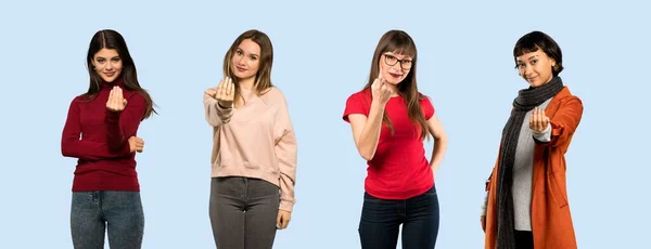 Conjunto Mulheres Sobre Fundo Azul Isolado Convidando Para Vir Com — Fotografia de Stock