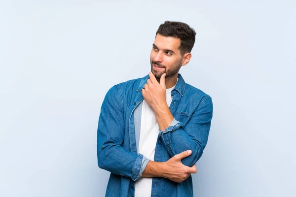 Hombre Guapo Sobre Fondo Azul Aislado Mirando Lado — Foto de Stock