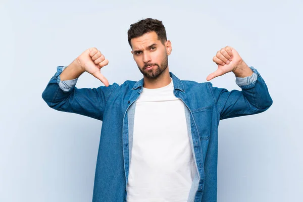 Knappe Man Geïsoleerde Blauwe Achtergrond Weergegeven Duim Naar Beneden — Stockfoto