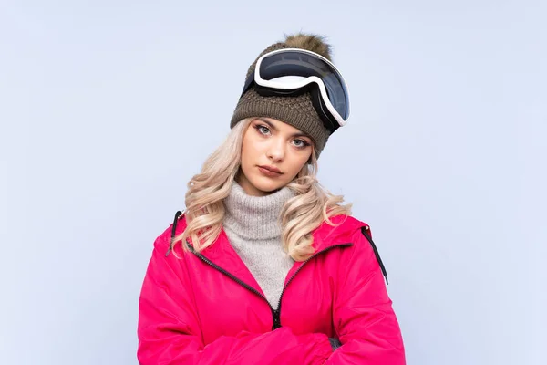 Lyžař Teenager Dívka Snowboarding Brýle Přes Izolované Modré Pozadí Udržování — Stock fotografie