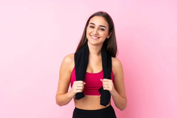 Jong Sport Meisje Geïsoleerde Roze Achtergrond Met Sport Handdoek — Stockfoto